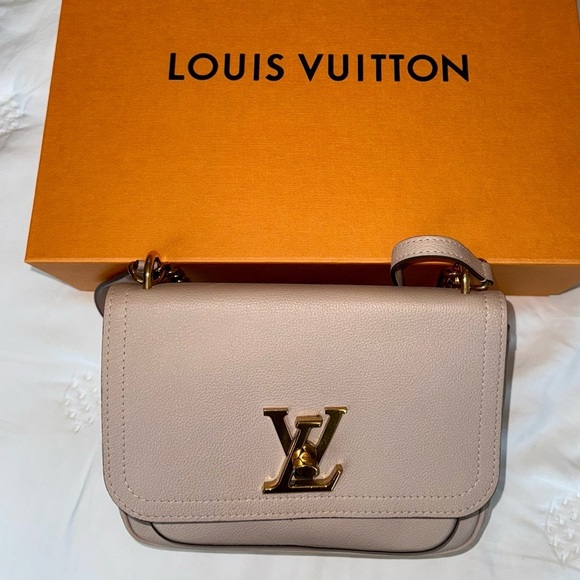 Louis Vuitton Grained Calfskin Lockme Chain Bag Greige - Picture 5 of 16